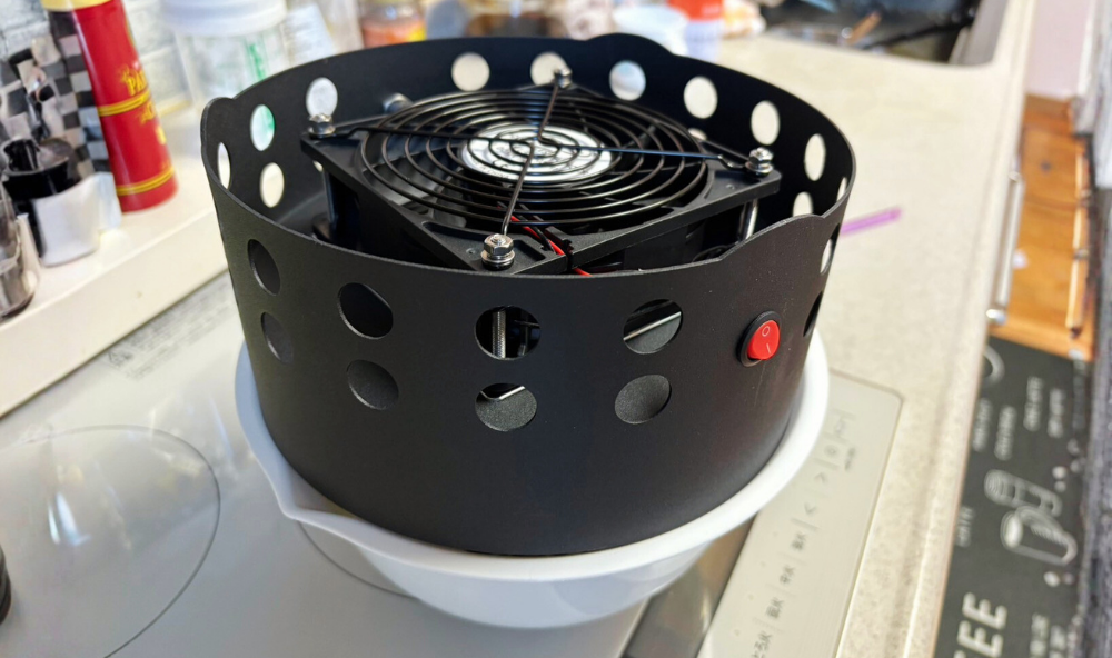 コーヒークーラーのチャフを掃除している