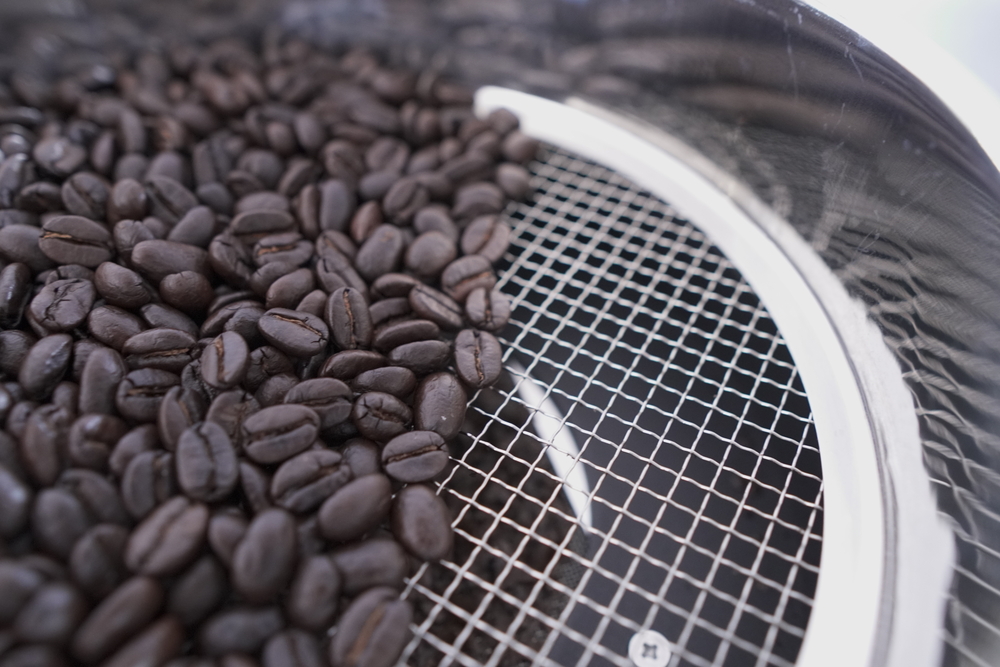 コーヒークーラーの上段ザルにコーヒー豆が入っている