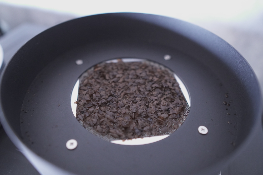 コーヒークーラーの網にチャフが溜まっている